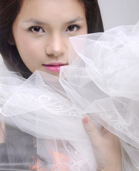 Thần thái từ ánh nhìn của cô gái này rất dễ "thu phục" đối phương. Đôi mắt thậm chí còn sắc sảo hơn chị gái Đan Lê.