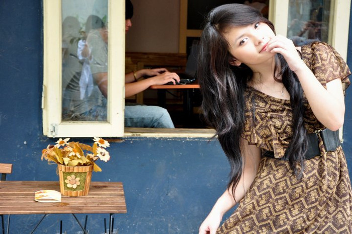 Nàng thơ trước khung cửa để ngỏ.