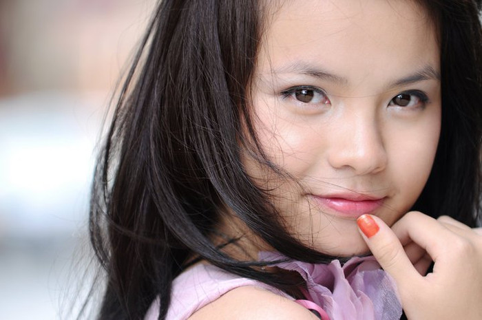 Không tỉa gọt lông mày thanh mảnh, mềm mại như phần lớn các hot girl khác, Thu Trang giữ nguyên vẻ đẹp mộc "mắt biếc, mày ngài".