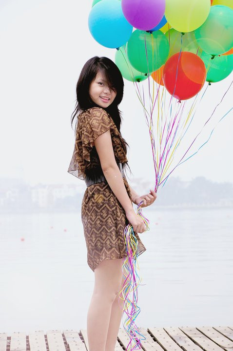 Mái tóc xõa vô tình che khuất mất "cửa sổ tâm hồn". Chiếc váy từ góc nhìn nghiêng cũng kém phần xinh xắn.