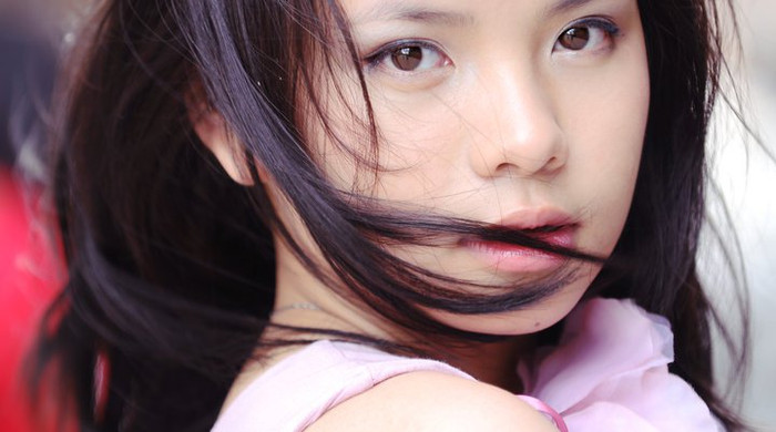 Đang đáng yêu là thế, vậy mà chỉ cần bị gió trêu ghẹo, thổi bay làn tóc mây ... là nữ sinh trung học Việt Đức lại nhanh chóng thu mình về nỗi buồn man mác, bâng khuâng. Sự hờ hững trong ánh nhìn vừa như muốn chòng ghẹo đối phương, vừa như muốn thể hiện sự kiêu kỳ.