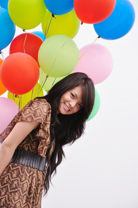 Váy được may bằng chất liệu mềm mại, mỏng manh, nhưng lại được Thu Trang kết hợp với dây đai da bản to - một sự kết hợp hơi lệch pha. Nếu thay dây lưng da này bằng chiếc đai nơ mềm mại, to bản thì hiệu quả thẩm mỹ sẽ cao hơn rất nhiều.