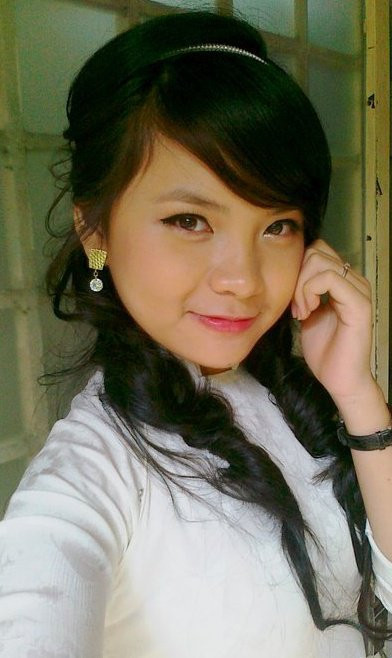 Nữ sinh trung học Thu Trang điệu đà với tóc xoăn, áo dài trắng tinh khôi. Đôi bông tai hơi "dừ" so với style trong sáng, dễ thương của cô nàng. Chưa biết tương lai Thu Trang có gia nhập giới showbiz như chị gái Đan Lê hay không, chỉ biết rằng với vẻ xinh xắn trời phú, cánh cửa đến với nghệ thuật đang rộng mở với teen girl 9X này.