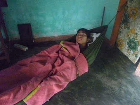 Khi được hỏi Mỹ sao không nằm giường mà nằm võng. Mỹ bảo nằm thẳng sẽ đau nhiều, nằm võng co lại bớt đau hơn. Tối ngày Mỹ nằm vòng như thế này. Khi được hỏi Mỹ sao không nằm giường mà nằm võng. Mỹ bảo nằm thẳng sẽ đau nhiều, nằm võng co lại bớt đau hơn. Tối ngày Mỹ nằm vòng như thế này.