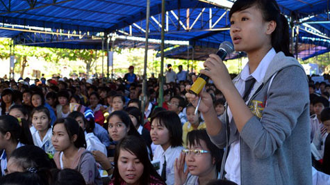 Học trò Phú Yên đặt câu hỏi với ban tư vấn trong Chương trình tư vấn tuyển sinh - hướng nghiệp của báo Tuổi Trẻ, Bộ GD-ĐT tổ chức tại Trường ĐH Phú Yên ngày 17-3 - Ảnh: Duy Thanh Học trò Phú Yên đặt câu hỏi với ban tư vấn trong Chương trình tư vấn tuyển sinh - hướng nghiệp của báo Tuổi Trẻ, Bộ GD-ĐT tổ chức tại Trường ĐH Phú Yên ngày 17-3 - Ảnh: Duy Thanh