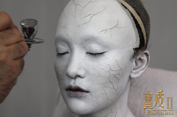 Hàng tá lớp phấn bột được phủ lên gương mặt xinh đẹp của Châu Tấn, kèm theo đó là các vết rạn "rùng rợn". (Ảnh: XZ) Xem thêm: 47 tuổi vẫn "điềm nhiên" diện váy khiếm nhã Hàng tá lớp phấn bột được phủ lên gương mặt xinh đẹp của Châu Tấn, kèm theo đó là các vết rạn "rùng rợn". (Ảnh: XZ) Xem thêm: 47 tuổi vẫn "điềm nhiên" diện váy khiếm nhã