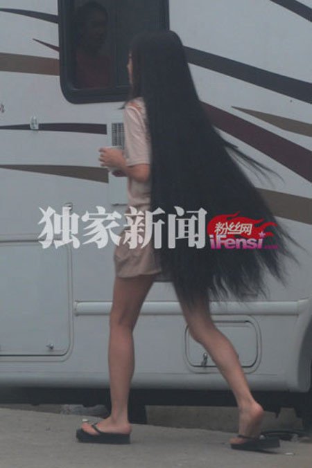 Trong khi đó, tạo hình rò rỉ từ phim trường của Triệu Vy lại cho thấy mái tóc đen, dài tha thướt.... huyền bí. (Ảnh: XZ) Xem thêm: 47 tuổi vẫn "điềm nhiên" diện váy khiếm nhã Trong khi đó, tạo hình rò rỉ từ phim trường của Triệu Vy lại cho thấy mái tóc đen, dài tha thướt.... huyền bí. (Ảnh: XZ) Xem thêm: 47 tuổi vẫn "điềm nhiên" diện váy khiếm nhã