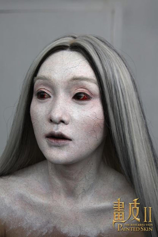 Thêm mái tóc trắng và kính giãn tròng màu đỏ tía, tạo hình ma quái của Châu Tấn đã hoàn thành.(Ảnh: XZ) Xem thêm: 47 tuổi vẫn "điềm nhiên" diện váy khiếm nhã Thêm mái tóc trắng và kính giãn tròng màu đỏ tía, tạo hình ma quái của Châu Tấn đã hoàn thành.(Ảnh: XZ) Xem thêm: 47 tuổi vẫn "điềm nhiên" diện váy khiếm nhã