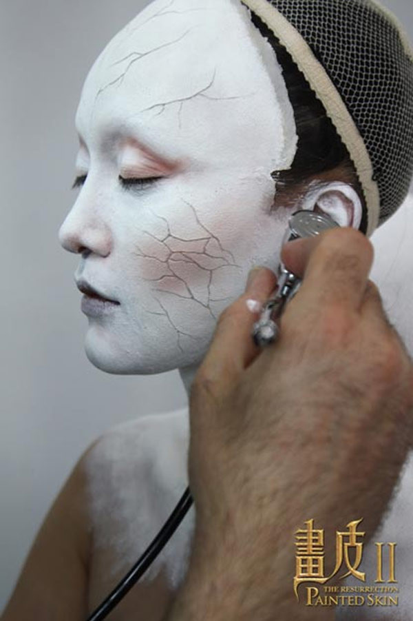 Mất nhiều giờ đồng hồ mới tạo hình được gương mặt "bột phấn" cho nữ diễn viên khả ái. (Ảnh: XZ) Xem thêm: 47 tuổi vẫn "điềm nhiên" diện váy khiếm nhã Mất nhiều giờ đồng hồ mới tạo hình được gương mặt "bột phấn" cho nữ diễn viên khả ái. (Ảnh: XZ) Xem thêm: 47 tuổi vẫn "điềm nhiên" diện váy khiếm nhã