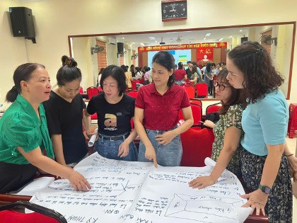 Cô giáo Vũ Thị Phượng (ngoài cùng bên trái) trao đổi chuyên môn với đồng nghiệp (Ảnh: NVCC) co-phuong-3.jpg