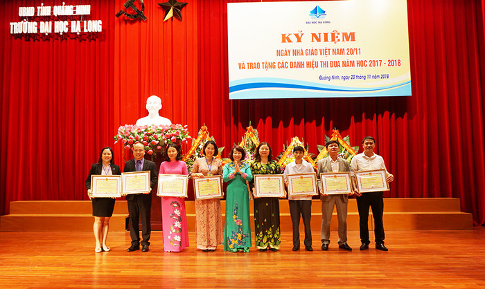 Bà Vũ Thị Thu Thủy, Phó Chủ tịch Ủy ban nhân dân tỉnh Quảng Ninh, Hiệu trưởng nhà trường, trao bằng khen cho tập thể, cá nhân xuất sắc. (Ảnh: CTV)