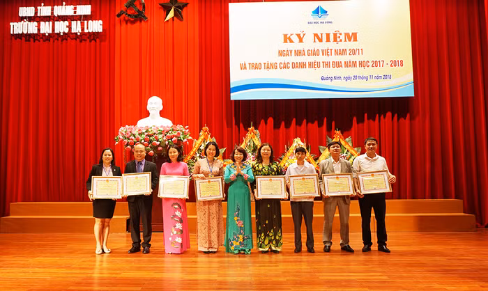 Bà Vũ Thị Thu Thủy, Phó Chủ tịch Ủy ban nhân dân tỉnh Quảng Ninh, Hiệu trưởng nhà trường, trao bằng khen cho tập thể, cá nhân xuất sắc. (Ảnh: CTV)