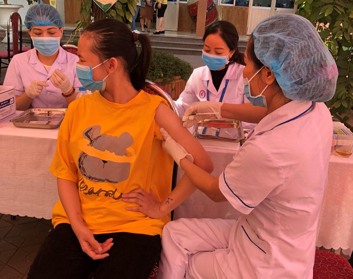 Trường Trung học cơ sở Tô Hiệu (quận Lê Chân, Hải Phòng) tổ chức tiêm cho 1.304 học sinh các khối 7, 8, 9. Tính đến ngày 30/11, quận Lê Chân có 11693/12443 học sinh hoàn thành tiêm mũi 1 vắc xin phòng Covid-19. Số còn lại là học sinh thuộc diện F1, F2 và khi khám sàng lọc chưa đủ điều kiện tiêm (Ảnh: Lã Tiến)