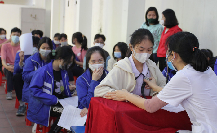 Cô Vũ Thị Xuân – Phó Hiệu trưởng Trường Trung học cơ sở Ngô Quyền cho biết: “Nhà trường tổ chức tiêm cho tất cả học sinh đã đăng ký trong 1 ngày. Trong đó, có 4 học sinh lớp 6 đủ tuổi tiêm đợt này, khối lớp 7 có hơn 60 học sinh không đủ tuổi còn khối lớp 8, 9 có 100% học sinh tham gia tiêm. Sau khi khám sàng lọc, học sinh có bệnh nền sẽ chuyển đến tiêm tại bệnh viện ngay trong buổi chiều cùng ngày. Nhà trường tổ chức tiêm theo ca (sáng 2 ca, chiều 2 ca), học sinh ngồi trong phòng học chờ đến lượt gọi để đảm bảo giãn cách” (Ảnh: Phương Linh)