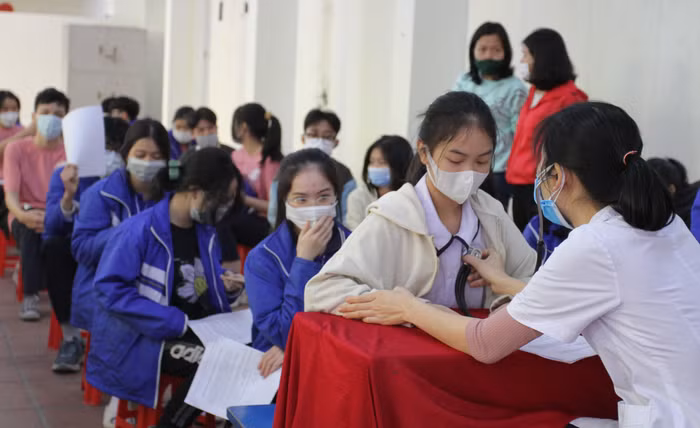 Cô Vũ Thị Xuân – Phó Hiệu trưởng Trường Trung học cơ sở Ngô Quyền cho biết: “Nhà trường tổ chức tiêm cho tất cả học sinh đã đăng ký trong 1 ngày. Trong đó, có 4 học sinh lớp 6 đủ tuổi tiêm đợt này, khối lớp 7 có hơn 60 học sinh không đủ tuổi còn khối lớp 8, 9 có 100% học sinh tham gia tiêm. Sau khi khám sàng lọc, học sinh có bệnh nền sẽ chuyển đến tiêm tại bệnh viện ngay trong buổi chiều cùng ngày. Nhà trường tổ chức tiêm theo ca (sáng 2 ca, chiều 2 ca), học sinh ngồi trong phòng học chờ đến lượt gọi để đảm bảo giãn cách” (Ảnh: Phương Linh)