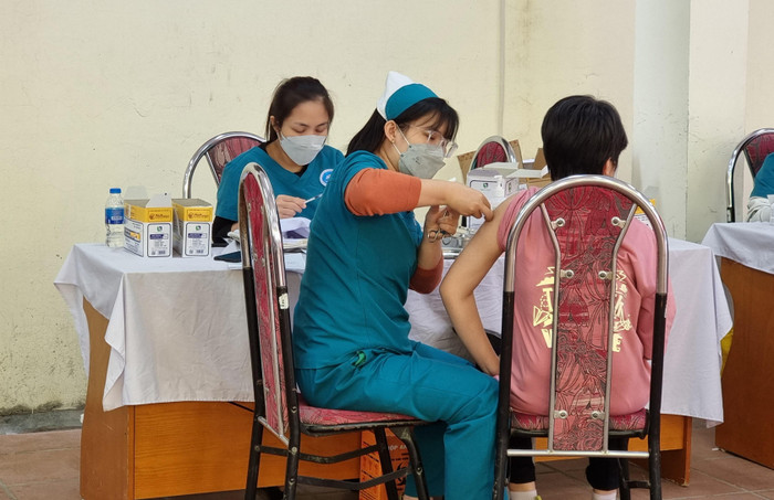Đến 9h sáng ngày 30/11, đã có 6 lớp của Trường Trung học cơ sở Ngô Quyền hoàn thành mũi 1 vắc xin phòng Covid-19 (Ảnh: Phương Linh)