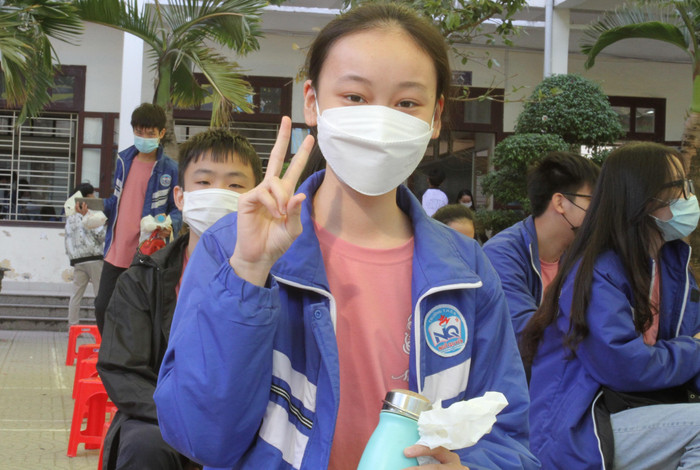 Học sinh Nguyễn Hoàng Tuệ Minh, lớp 9A6, Trường Trung học cơ sở Ngô Quyền chia sẻ: “Sau khi tiêm xong em cảm thấy rất thoải mái. Trước đó, khi biết thông tin tiêm vắc xin, em hơi hồi hộp, lo lắng một chút. Tuy nhiên, các thầy cô cũng phổ biến cho em về lợi ích, trách nhiệm của việc tiêm vắc xin. Em biết được tiêm vắc xin không chỉ bảo vệ được tính mạng của bản thân mà còn của gia đình, cộng đồng. Hi vọng rằng việc phủ vắc xin ở trường học sẽ sớm ngăn chặn dịch bệnh ở thành phố cũng như trên cả nước” (Ảnh: Phương Linh)