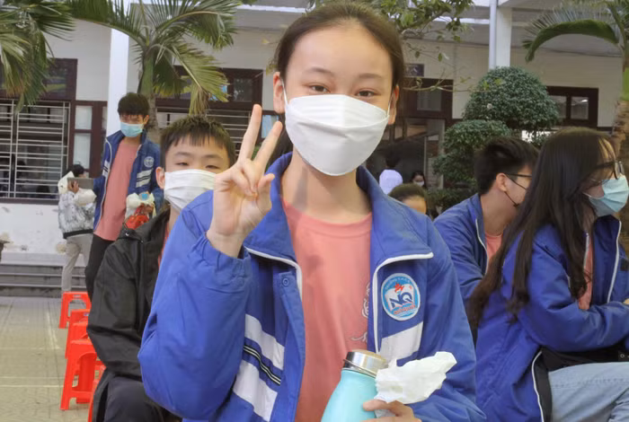 Học sinh Nguyễn Hoàng Tuệ Minh, lớp 9A6, Trường Trung học cơ sở Ngô Quyền chia sẻ: “Sau khi tiêm xong em cảm thấy rất thoải mái. Trước đó, khi biết thông tin tiêm vắc xin, em hơi hồi hộp, lo lắng một chút. Tuy nhiên, các thầy cô cũng phổ biến cho em về lợi ích, trách nhiệm của việc tiêm vắc xin. Em biết được tiêm vắc xin không chỉ bảo vệ được tính mạng của bản thân mà còn của gia đình, cộng đồng. Hi vọng rằng việc phủ vắc xin ở trường học sẽ sớm ngăn chặn dịch bệnh ở thành phố cũng như trên cả nước” (Ảnh: Phương Linh)