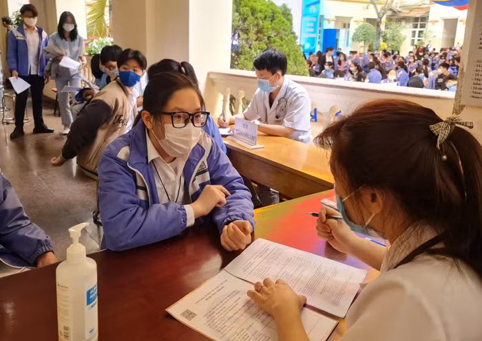 Ghi nhận của phóng viên Tạp chí Điện tử Giáo dục Việt Nam tại các điểm tiêm cho thấy, việc tổ chức tiêm được bố trí trật tự. (Ảnh: Lã Tiến)