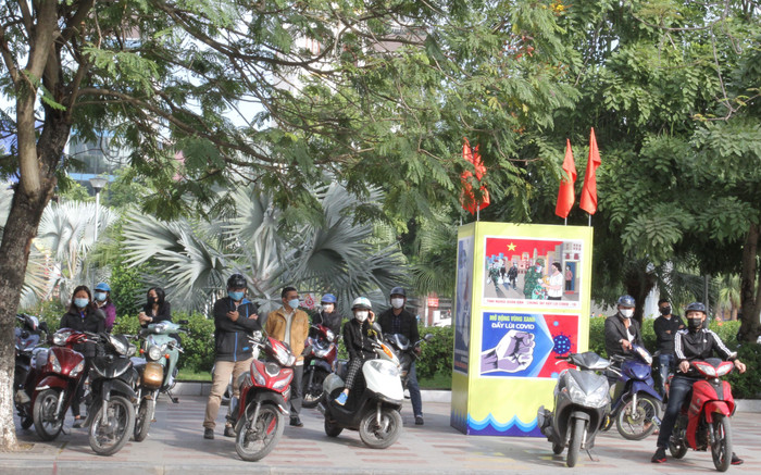 Phụ huynh có con học tại lớp 9 tại Trường Trung học cơ sở Ngô Quyền chia sẻ: “Gần đây, thành phố liên tục có ca F0 là học sinh khiến tôi rất lo lắng, nhiều đêm lo không ngủ nổi. Học sinh được tiêm phòng Covid-19 phụ huynh chúng tôi cảm thấy nhẹ nhõm, yên tâm hơn hẳn. Để đảm bảo an toàn khi tiêm vắc xin, ngay sau khi có thông báo của nhà trường, tôi cho con đi khám sức khoẻ tại bệnh viện để tầm soát bệnh nền” (ảnh: Phương Linh)