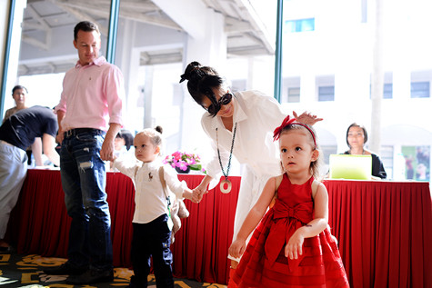 Tôm và Tép được bố mẹ hộ tống đến địa điểm họp báo Festival Gió mùa.