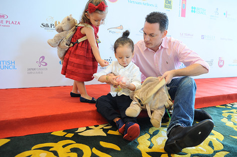 Cặp song sinh được bố chăm sóc chu đáo trong khi mẹ bận việc.