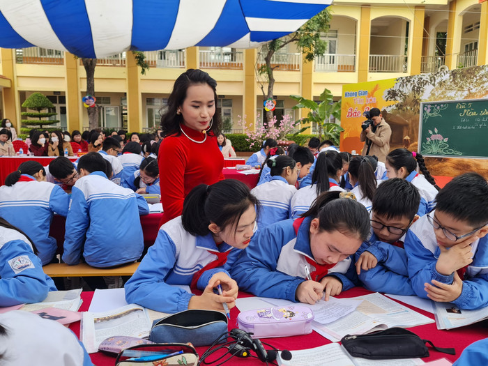 Các em học sinh thảo luận về chủ đề bài học. (Ảnh: Lã Tiến) Các em học sinh thảo luận về chủ đề bài học. (Ảnh: Lã Tiến)