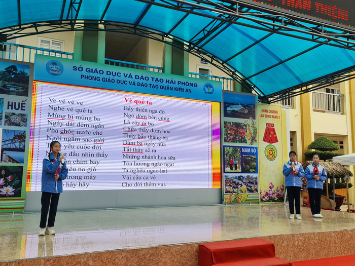 Các em học sinh trình bày những hiểu biết về từ ngữ địa phương Hải Phòng. (Ảnh: Lã Tiến) Các em học sinh trình bày những hiểu biết về từ ngữ địa phương Hải Phòng. (Ảnh: Lã Tiến)