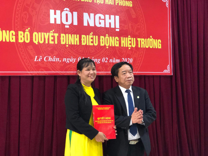 Lãnh đạo Sở Giáo dục và Đào tạo Hải Phòng trao quyết định điều động Hiệu trưởng Trường Trung học phổ thông Mạc Đĩnh Chi (Ảnh: LH)