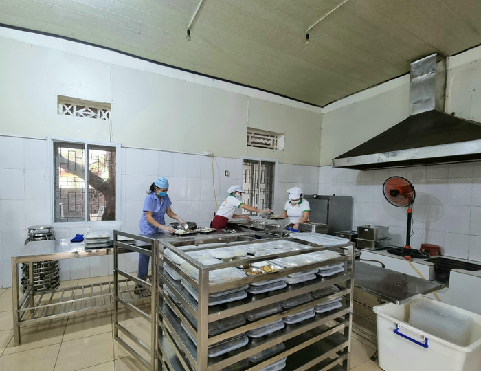 Sau khi nhận thức ăn từ đơn vị cung cấp, nhân viên thực hiện chia ăn tại khu vực đặt lò hâm nóng của trường (Ảnh: Phương Linh) Sau khi nhận thức ăn từ đơn vị cung cấp, nhân viên thực hiện chia ăn tại khu vực đặt lò hâm nóng của trường (Ảnh: Phương Linh)