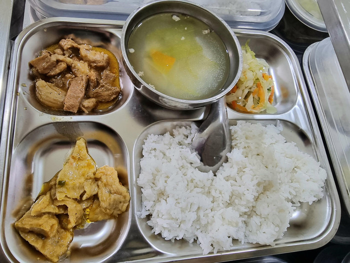 Suất ăn trưa của học sinh trường Tiểu học Đông Sơn (ảnh: Phương Linh) Suất ăn trưa của học sinh trường Tiểu học Đông Sơn (ảnh: Phương Linh)