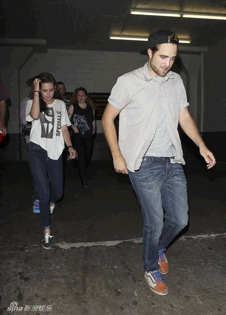 Chuyện tình của cặp đôi “Twilight” Robert Pattinson và Kristen Stewart gây xôn xao truyền thông với vụ cô nàng Kristen cắm sừng bạn. Nụ hôn của Kristen Stewart với đạo diễn phim “Bạch Tuyết và Thợ săn” hồi tháng 7 khiến cuộc tình của hai người cơm chẳng lành cơm chẳng ngọt, để rồi họ tái hợp trong sự hồi hộp của dư luận và fan hâm mộ.