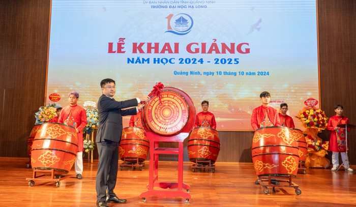 Tiến sĩ Nguyễn Đức Tiệp - Hiệu trưởng Trường Đại học Hạ Long đánh trống khai giảng năm học 2024-2025 (Ảnh: CTV) dhhl-khai-giang-1.jpeg