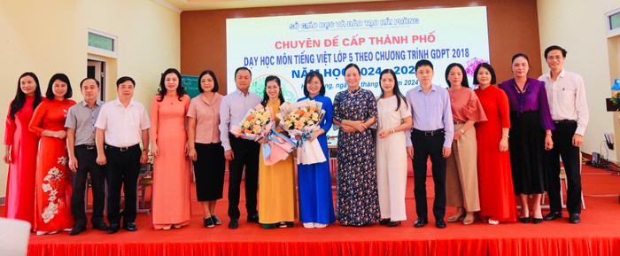 Các đại biểu tặng hoa và chụp ảnh cùng 2 cô giáo thực hiện tiết dạy minh hoạ (Ảnh: LT) GDVN_chuyen-de-tieng-Viêt-2.jpg