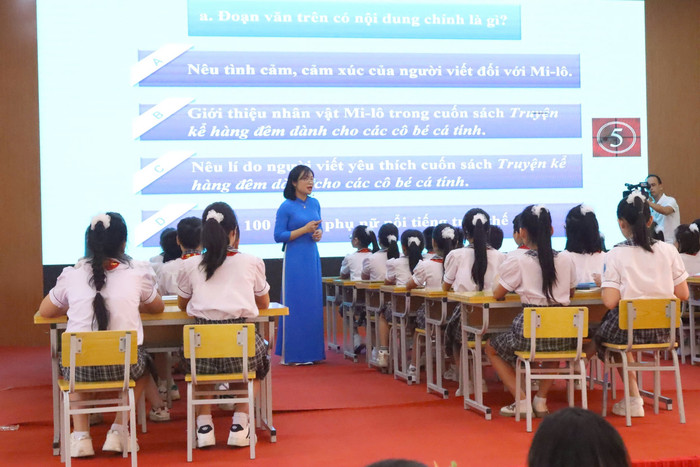 Cô và trò Trường Tiểu học Võ Thị Sáu, quận Lê Chân trong tiết dạy minh hoạ (Ảnh: LT) GDVN_chuyen-de-tieng-Viêt-4.jpg