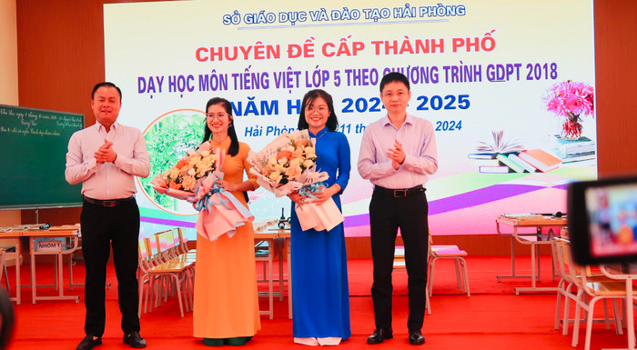 Lãnh đạo quận Lê Chân và quận Kiến An chúc mừng 2 cô giáo lên lớp tiết dạy minh hoạ (Ảnh: LT) GDVN_chuyen-de-tieng-Viêt-3.jpg