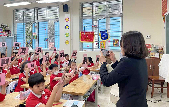Hoạt động kiểm tra bài cũ bằng ứng dụng Plickers của cô và trò Trường Tiểu học Hạ Long (Ảnh: NTCC) cds-ha-long.jpeg