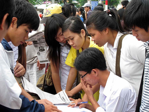 Thí sinh trao đổi bài thi sau khi thi môn hóa tại Trường ĐH Bách khoa TP.HCM năm 2011 - Ảnh: Đào Ngọc Thạch Thí sinh trao đổi bài thi sau khi thi môn hóa tại Trường ĐH Bách khoa TP.HCM năm 2011 - Ảnh: Đào Ngọc Thạch