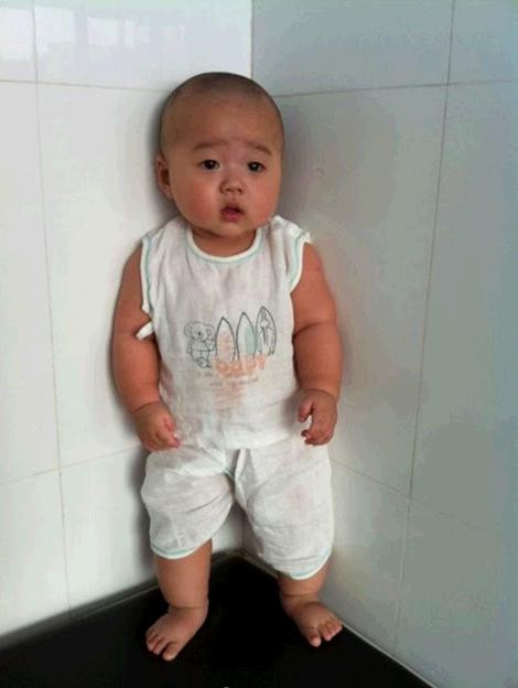 Dáng người mũm mĩm và biểu cảm trên khuôn mặt của cậu nhóc trong ngày đi tiêm phòng.