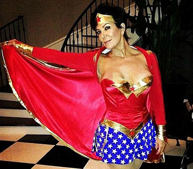 Bà Kris Jenner nhí nhảnh với trang phục Wonder Woman khoe vòng một.