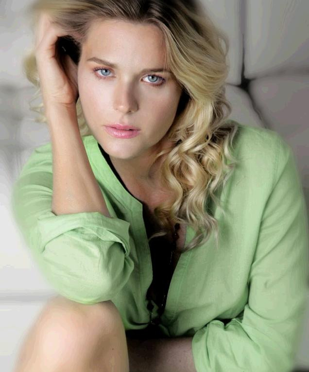 Sonya Smith- mặc dù sự nghiệp của Sonya Smith gắn với thể loại phim telenovera không phải ít, thế nhưng vẫn chưa thực sự có một vai diễn nào có tính đột phá để giúp cô bộc lộ được hết kỹ năng diễn xuất của mình. Chỉ đến khi đạo diễn Telemundo tạo cơ hội cho Sonya Smith tham gia vở kịch thuộc thể loại telenovera là “Donde esta Elisa” với vai người vợ của nam diễn viên Gabriel Porras thì tên tuổi của cô đã được người trong giới ghi nhận và có cái nhìn khác về Sonya. Sonya Smith- mặc dù sự nghiệp của Sonya Smith gắn với thể loại phim telenovera không phải ít, thế nhưng vẫn chưa thực sự có một vai diễn nào có tính đột phá để giúp cô bộc lộ được hết kỹ năng diễn xuất của mình. Chỉ đến khi đạo diễn Telemundo tạo cơ hội cho Sonya Smith tham gia vở kịch thuộc thể loại telenovera là “Donde esta Elisa” với vai người vợ của nam diễn viên Gabriel Porras thì tên tuổi của cô đã được người trong giới ghi nhận và có cái nhìn khác về Sonya.