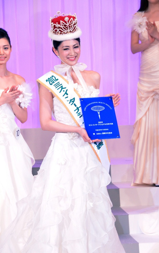 Hoa hậu Ikumi Yoshimatsu năm nay 25 tuổi, cô sở hữu chiều cao 1m70. Tuy không thực sự nổi bật về chiều cao nhưng sắc đẹp rạng rỡ và sự thông minh đã mang lại vương miện cho người đẹp xứ phù tang.