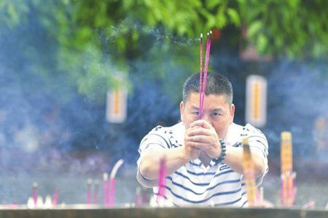 Liang Shi thắp hương cầu đỗ đại học. Ảnh: MinistryofTofu Liang Shi thắp hương cầu đỗ đại học. Ảnh: MinistryofTofu