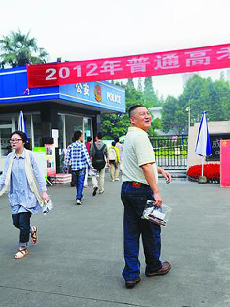 Liang Shi đến trung tâm khảo thí ở Tứ Xuyên đi thi đại học lần thứ 16, tuần trước. Ảnh: CFP Liang Shi đến trung tâm khảo thí ở Tứ Xuyên đi thi đại học lần thứ 16, tuần trước. Ảnh: CFP