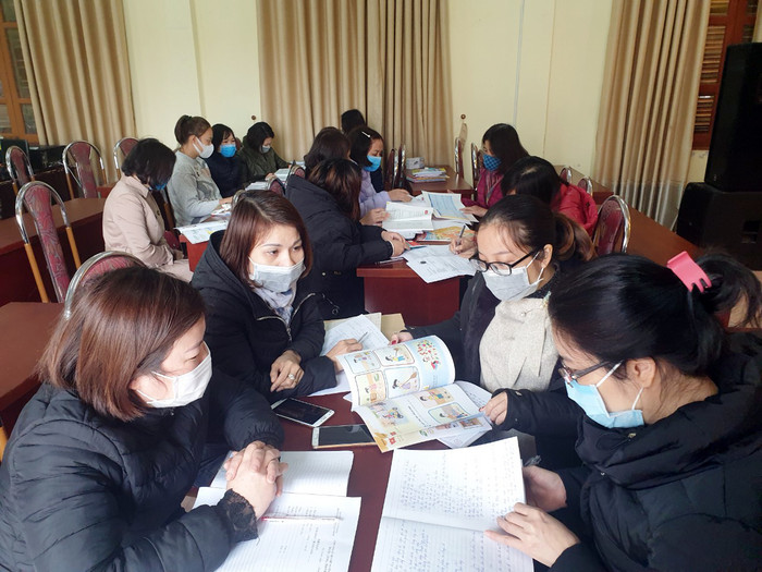 Các giáo viên lớp 1 nghiên cứu sách giáo khoa lớp 1 mới (Ảnh: Lã Tiến) Các giáo viên lớp 1 nghiên cứu sách giáo khoa lớp 1 mới (Ảnh: Lã Tiến)