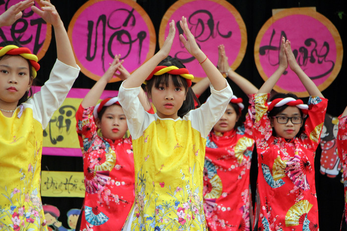 Với trang phục truyền thống, học sinh Trường Tiểu học Đông Hải 2 tự tin biểu diễn các tiết mục văn nghệ trong ngày hội &quot;Kết nối yêu thương&quot; (Ảnh: Lã Tiến)