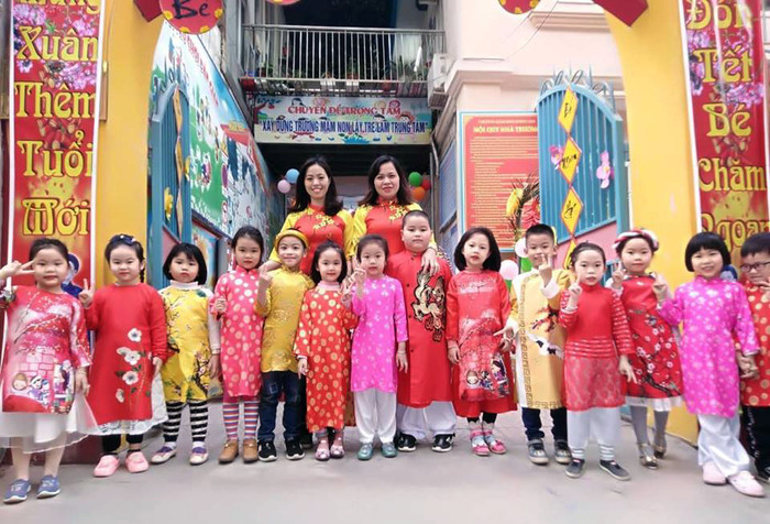 Cô và trò Trường mầm non Bông Sen trong trang phục cổ truyền sôi nổi tổ chức các hoạt động trải nghiệm ngày Tết (Ảnh: Lã Tiến)