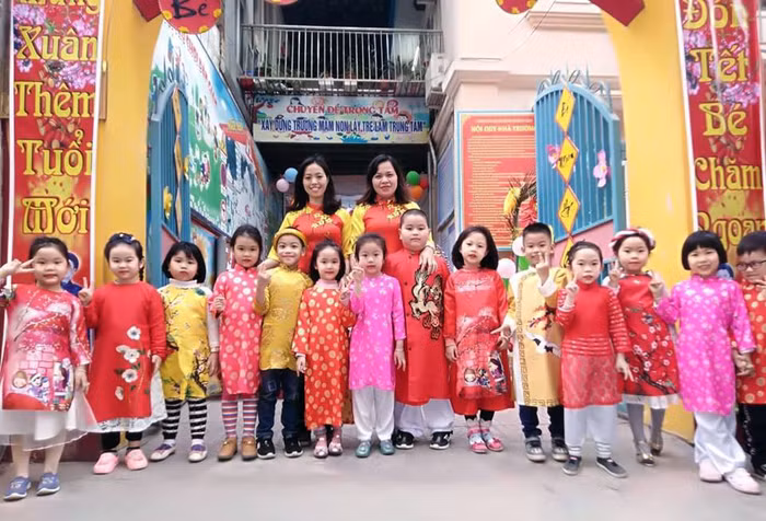 Cô và trò Trường mầm non Bông Sen trong trang phục cổ truyền sôi nổi tổ chức các hoạt động trải nghiệm ngày Tết (Ảnh: Lã Tiến)