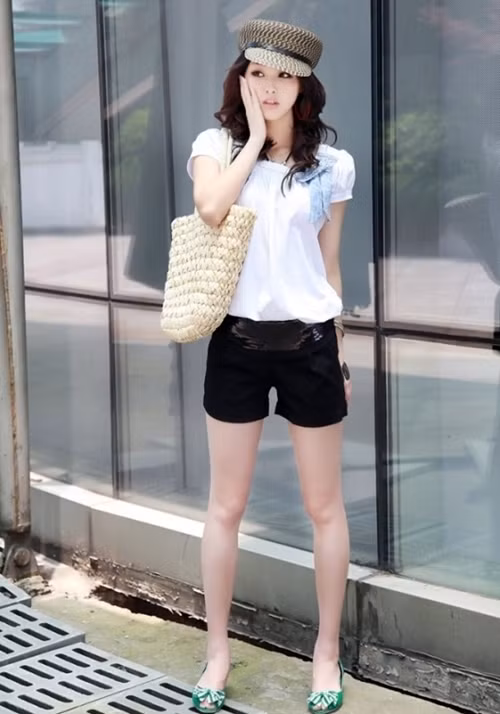 Quần sooc vải thô mềm sẽ mang lại cảm giác dễ chịu và thoáng mát khi vận động. (Ảnh: X) Xem thêm: Bộ sưu tập những mẫu váy, áo tuyệt xinh cho teen girls hè này.