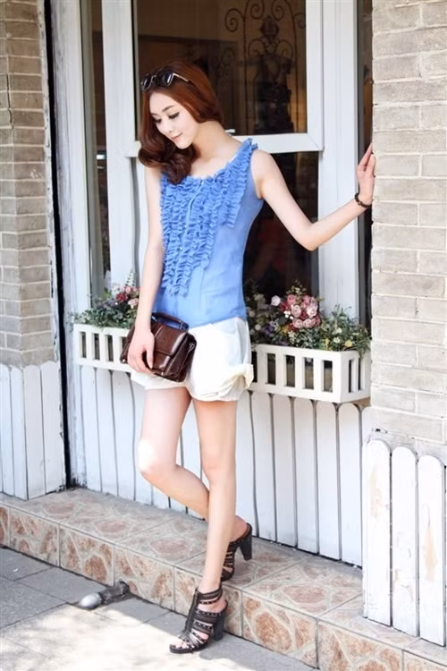 Đối với bạn nữ có đôi chân thon, dài, cách tôn dáng đẹp nhất là diện quần sooc Alibaba.(Ảnh: X) Xem thêm: Bộ sưu tập những mẫu váy, áo tuyệt xinh cho teen girls hè này.